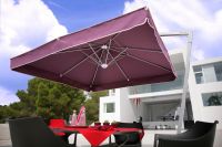 Sonnenschirm-Seitenmastschirm-Ampelschirm-Amalfi-von-Caravita-in-violett-mit-angesetztem-Volant-auf-Terrasse-am-Pool-0002