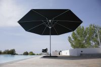 Sonnenschirm-Kurbelschirm-Samara-von-Caravita-in-schwarz-auf-Terrasse-am-Pool-00